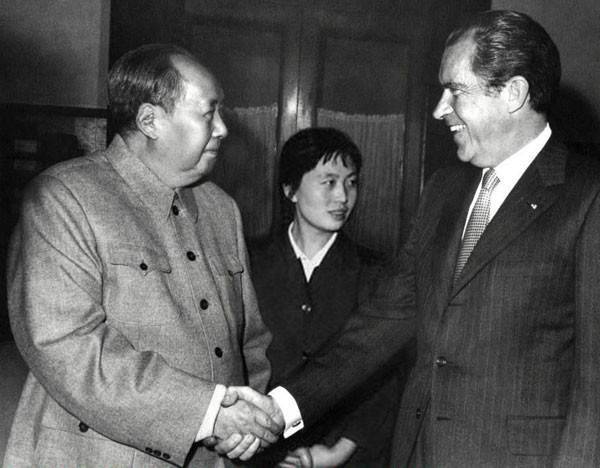 1972年2月21日,毛泽东会见来华访问的美国总统尼克松。
